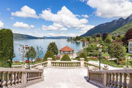 Vue sur le lac d'Annecy depuis Le Palace de Menthon