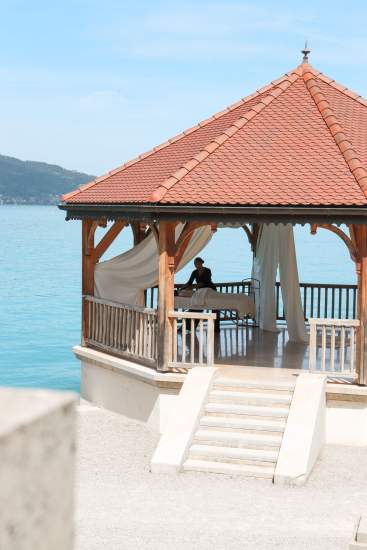Massage en extérieur sous le kiosque : un soin d'exception face au lac