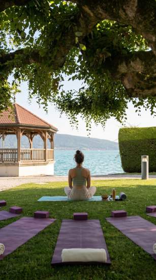 Yoga &amp; Coaching face au lac d'Annecy / Le Palace de Menthon